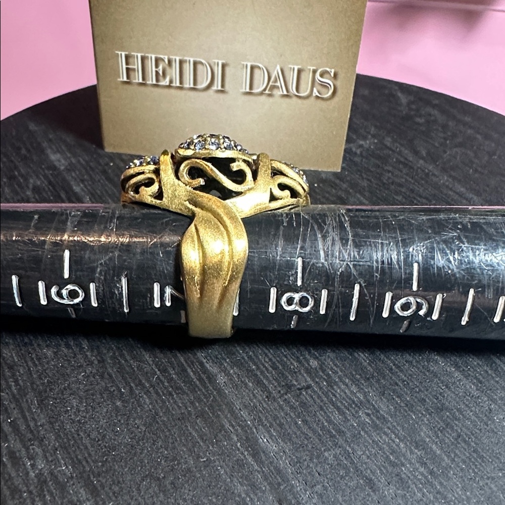Heidi Daus ring flower cluster lavender ladies size 7.5 Swarovski crystals - Picture 4 of 5